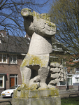 905531 Afbeelding van het natuurstenen beeldhouwwerk 'De rattenvanger van Hamelen', van Paulus Reinhard uit 1964, op de ...